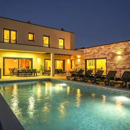 וילה Vilma Loborika